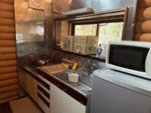 霧島にある旅の湯キャンプ場のログハウスのキッチン