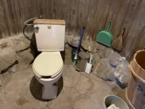 霧島にある旅の湯キャンプ場のトイレ内観