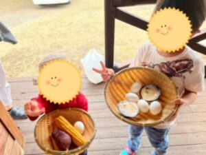 霧島にある旅の湯キャンプ場にある蒸釜で作った蒸し料理を嬉しそうに持つ子どもたち